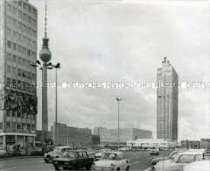 Blick von der Alexanderstraße auf das Haus des Lehrers, den Fernsehturm sowie das Interhotel "Stadt Berlin" in Berlin (Ost)