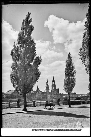 Dresden, Blick zum Schloss und zur Katholische Hofkirche vom Neustädter Elbufer