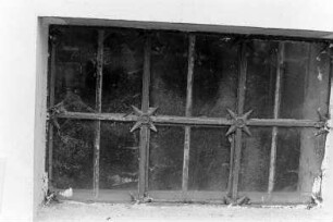 Lübecker Straße 39: traufständiges Wohnhaus: Straßenfront, Detailaufnahme: Kellerfenster