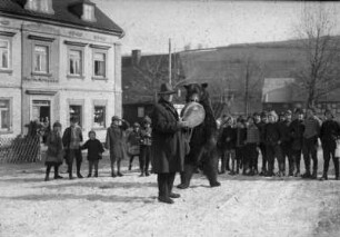 Ein Bärenführer vorm Haus des Fotografen