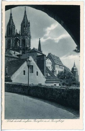 Meißen. Blick durchs äußere Burgtor nach dem Burgberg