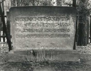 Gedenkstein für Antifaschisten (Soldaten) : Gedenkstein für Antifaschisten (Soldaten). Sandstein (ab 1945). Dresden-Neustadt, Nordfriedhof (Garnisonsfriedhof)