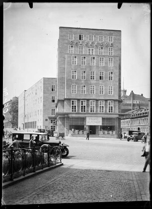 Chemnitz. Sparkassengebäude am Falkeplatz. Straßenansicht