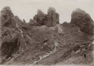 Felsen am Südrand des cerro de las Puntas. Deutliche Schichtung und vertikale Absonderung