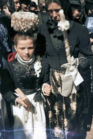 Keine Beschreibung [St. Peter: Tracht mit Schäppele und Kommunionkerze; Mutter und Töchterchen]