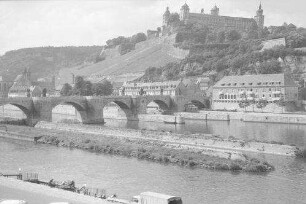 Würzburg: Alte Mainbrücke und Marienberg, vom Mainkai
