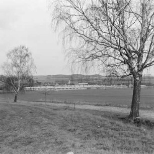 Blick vom Schafberg auf die Landwirtschaftliche Produktionsgenossenschaft (LPG) Niederkaina : Wid na Ratarske prodrustwo w Delnim Kinje : Niederkaina / Delnja Kina