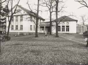 Radebeul, Meißner Straße 30. Mehrzweckgebäude (um 1930, um 1950) mit Speisesaal in parkähnlichem Gelände