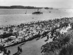 Hamburg-Nienstedten. Viele Hamburger nutzen das Sommerwetter. Der Elbestrand bei Nienstedten ist stark bevölkert