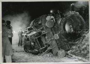 Umgestürzte Lokomotive nach Zugunglück in Hamburg-Altona