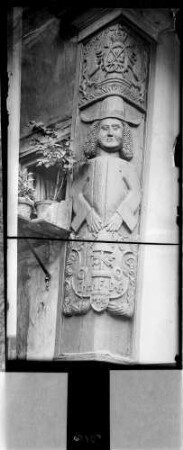 Bretten Weißhoferstrasse 4 Eckständer mit Figur, darüber Wappen der Bäckerinnung