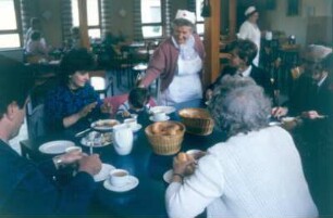 Friedland. Aussiedlerfamilie beim Frühstück im DRK-Heim