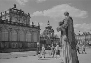 Dresden. Zwinger, Blick zum Zoologischen Pavillon, zum Kronentor mit den Langgalerien und zum Mathematisch-Physikalischen Salon, im Vordergrund Heiligenfigur der Hofkirche?