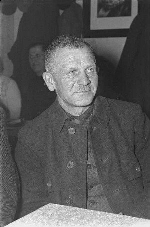Männerporträt (wohl auf einer Veranstaltung)