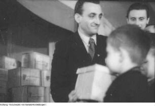 Deutsche Kriegsgefangene in Jugoslawien spenden Pakete für Kinder in Deutschland - die Volkssolidarität organisiert die Verteilung, 1948