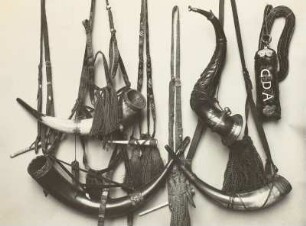 Jagdhörner und Rufhörner mit Gehänge und Hundehalsband
