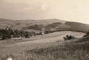 Neuhausen. Ortsansicht mit Schloß Purschenstein. Blick nach Südost zum Schwartenberg