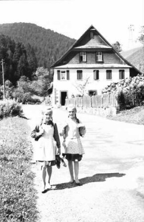 Schapbach: Zwei Schulkinder barfuß auf dem Schulweg bei Schapbach
