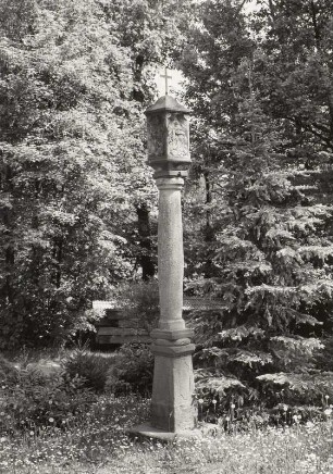 Betsäule mit Reliefs