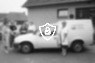 Behn Party-Service: 10-jähriges Jubiläum: Inhaberin [Name maskiert] und ihre Mitarbeiterinnen am Lieferwagen