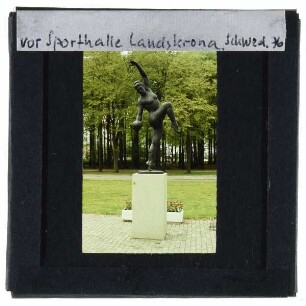 Landskrona, unidentifizierte Skulptur vor Sporthalle