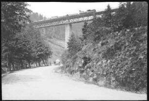 Niklasberg. Eisenbahnbrücke mit Eisenbahn