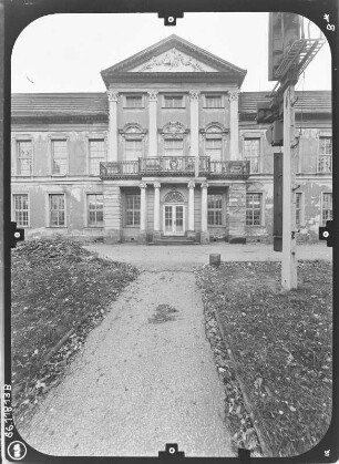 Gotha, Friedrichstraße 5/7. Schloss Friedrichsthal (1707/1708-1711; W. C. Zorn von Plobsheim). Hauptbau. Eingangsfront