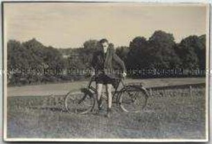 Junger Mann mit Fahrrad