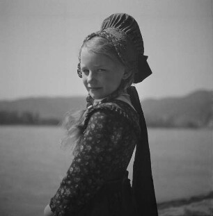 Mädchen in Wachauer Tracht am Ufer der Donau