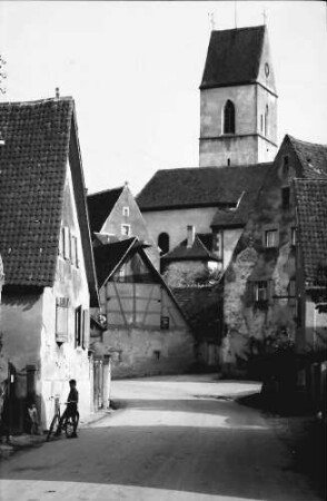 Pfaffenweiler: Straße und Kirche