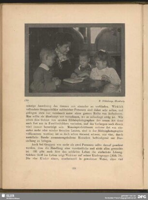 Frau mit drei Kindern, lesend