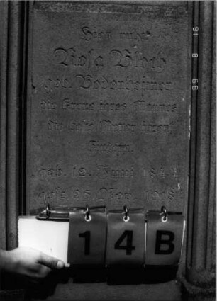 Grabstein 14 (Index: 100086628) Material: Sandstein Zustand: leicht verwittert Maße HxBxT: 209x67x36 cm Beschreibung: ädikulaartige Stele mit gerillten Halbsäulen, getreppter Sockel, Giebel: Grabstein 14B