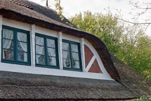 Möllner Landstraße (3): Fachwerkhaus mit Reetdach: Traufseite, Detailaufnahme: breite Schleppgaube, Schnitzwerk