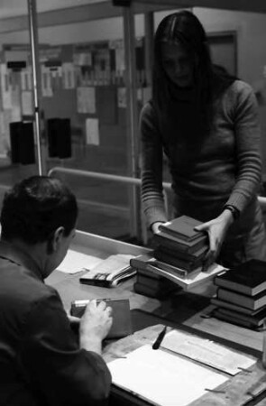 Freiburg: Universität Freiburg, Aufsichtsbeamte, Studentin reicht zu beim Buchbinden