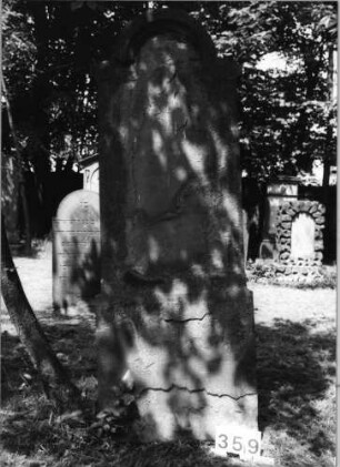 Grabstein 359 (Index: 99629860) Material: Sandstein Zustand: völlig abgeblättert vorne Maße HxBxT: 177x57x8 cm Beschreibung: Stele mit eingezogenem Rundbogenabschluß mit Verdachung: Grabstein 359