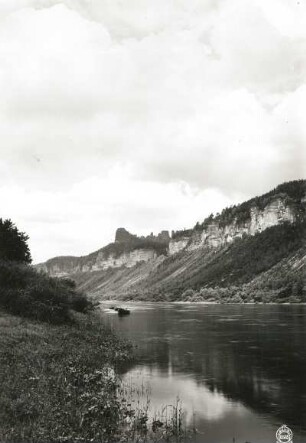Sächsische Schweiz. Elbtal bei Schmilka-Hirschmühle. Blick vom linken Elbufer stromabwärts gegen Schrammsteinkette und Gute-Bier-Wände