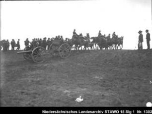Besichtigung und Geländeübung des Feld-Artillerie-Regiments Nr. 46 Enthält: Platte 13, Soldaten auf mit Pferden bespannter Geschützlafette fahren eine Anhöhe hinauf, auf der Anhöhe: Zuschauer