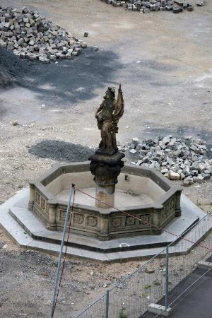 Türkenbrunnen (Friedensbrunnen) : Türkenbrunnen (Friedensbrunnen). Sandstein (1616 (Becken); J. Steger, 1683 (Staue); C. M. Süssner). Dresden, Jüdenhof