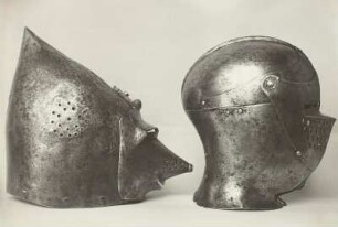 Hundsgugel mit echtem Kopfstück und gefälschtem Visier und gefälschter Helm mit Visier