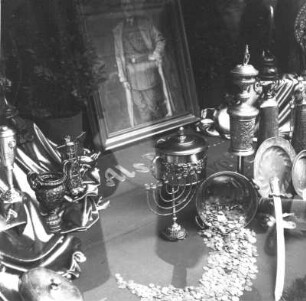 Dresden, Metallsammlung 1940. Ausschnitt eines mit Spenden und Hitlerportrait ausgeschmückten Schaufensters in Dresden