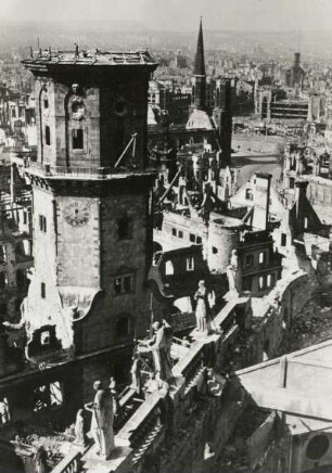 Dresden-Altstadt. Blick vom Turm der Hofkirche nach Südwesten auf den Hausmannsturm und die Ruine des Schlosses, die Sophienkirche und den Postplatz