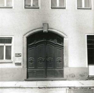Oederan, Freiberger Straße 5. Wohnhaus mit Ladeneinbau (um 1800). Portal