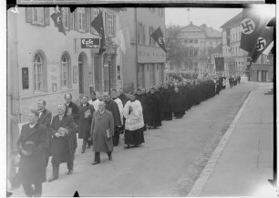 Fidelisfest in Sigmaringen 1936; Prozession in der Antonstraße, darunter Mönche Franziskanerklosters Gorheim, am linken Bildrand Cafe Stumpp, im Hintergrund Prinzenpalais