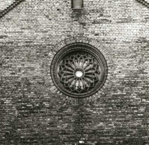 Cottbus, Straße der Jugend. Christuskirche (1850), Rosette