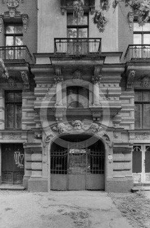 Portal am Mietshaus Alberta iela 4 (Albertstraße) in Riga