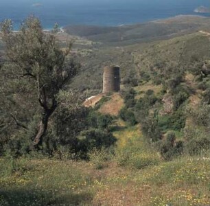 Andros, Antiker Wachtturm bei Agios Petros. 374 km2, 12928 Einwohner