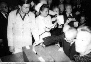 Wahl zur Volkskammer und zum sächsischen Landtag, Wähler bei der Stimmabgabe, Stimmenauszählung, u.a., 15. Oktober 1950