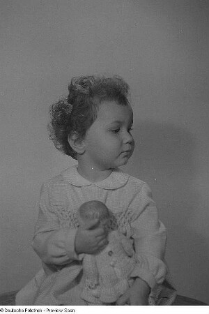 Porträt eines kleinen Mädchens mit Puppe und Teddybär