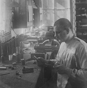 Zusammensetzen der Fernrohre : Technikgeschichte | Technologie | Optische Industrie | Fernrohre | Emil Busch AG Rathenow