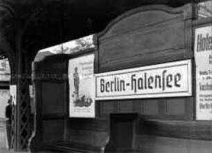 Plakatwerbung für die Ausstellung "Arbeitsmaiden" auf dem S-Bahnhof Halensee
